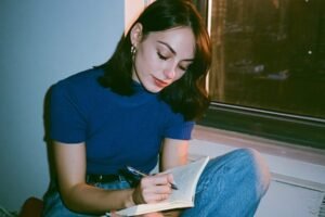 A beautiful woman ambitious entrepreneur writing 1000x600.jpeg